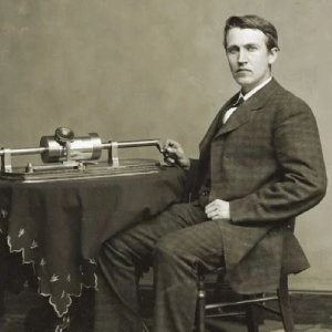 ۱۸۷۸ – توماس ادیسون حق اختراع گرامافون را به ثبت رساند.
