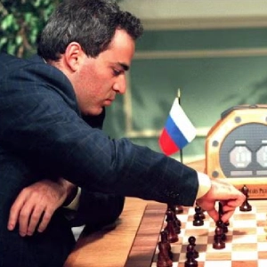 ۱۹۹۶ – گری کاسپاروف، قهرمان شطرنج جهان، در فیلادلفیا ابررایانه دیپ بلو را شکست داد.