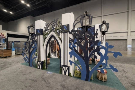 شرکت Zurn Visual صفحات سازگاربامحیط‌زیست را به سازه‌های پایدار برای نمایش‌های فروشگاهی، نمایشگاه‌ها و رویدادها تبدیل می‌کند. برای نشان دادن قابلیت‌ها، Zurn با استفاده از Re-Board این سازه‌ی جذاب شبیه قلعه را ساخته است.